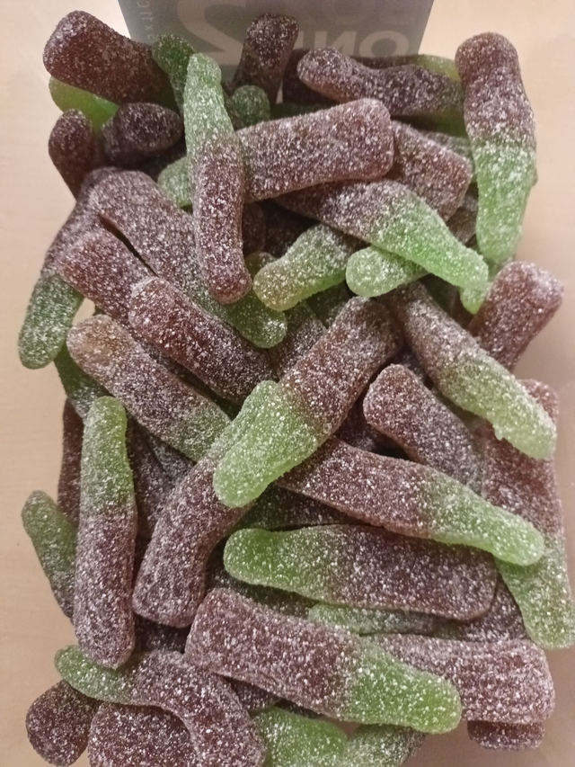 BOUTEILLES DE COLA SUCRÉE (VENDU PAR 100G)