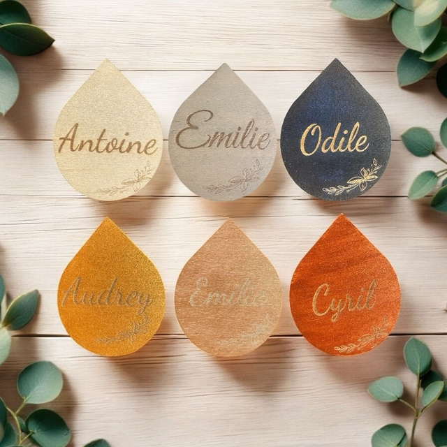 Marque-places en bois naturel ou peint à la main - Prénoms gravés 