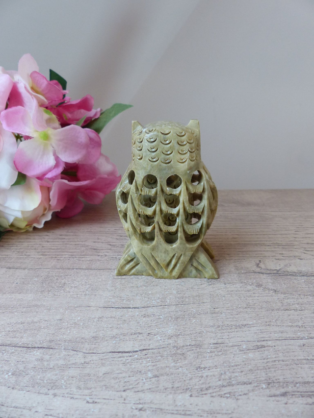 Sculpture hibou en pierre undercut fait main – figurine artisanale vintage avec bébé hibou sculpté à l’intérieur - objet d'art et symbolique