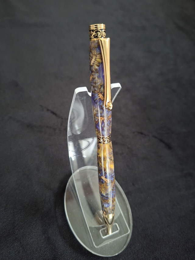 Stylo Arabesque Gold en résine violette, or et cônes d&#039;aulne