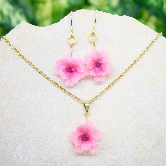 Asiatische Kirschblüten-Ohrringe oder Halskette "Sakura" mit gefüllter Kirschblüte, rosafarben, handgemacht aus Polymerton und nickelfreiem Edelstahl