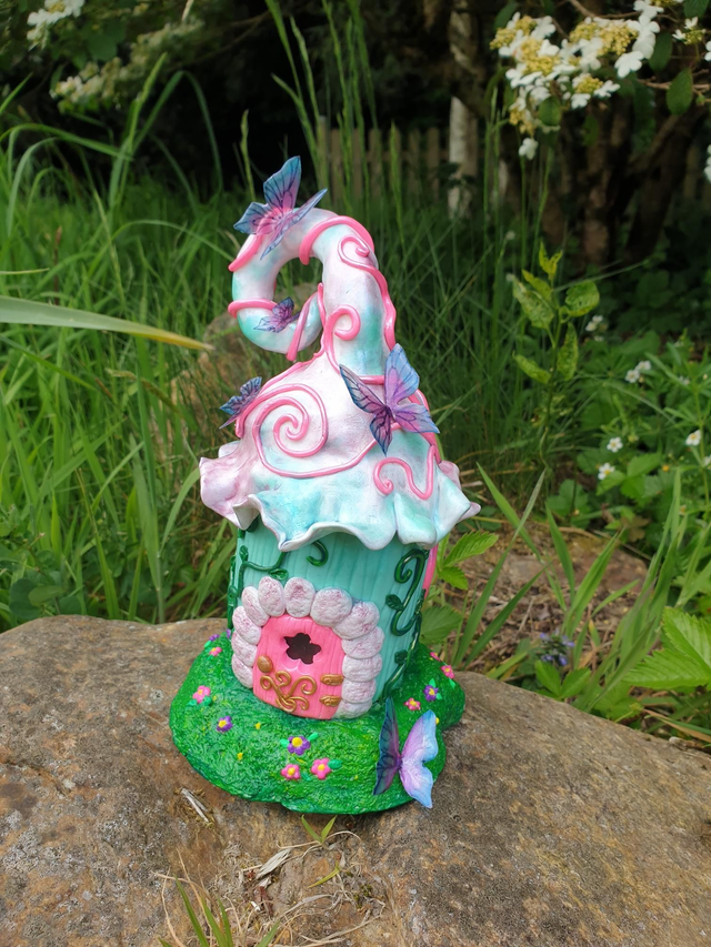 Maison féerique aux papillons lumineuse