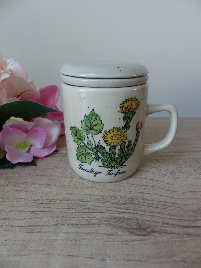 Tisanière Vintage en Grès Mouchetté – Décor Botanique Tussilage Jaune – Tasse avec Filtre et Couvercle – Style Campagne et Bohème – Cadeau