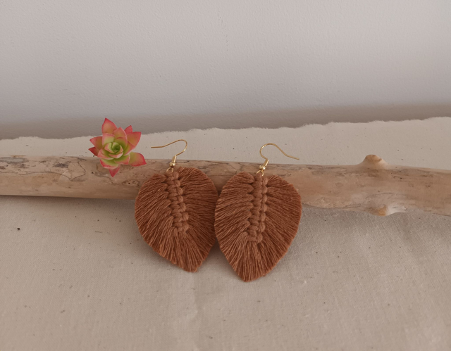 Boucle d'oreille feuille macramé dorée