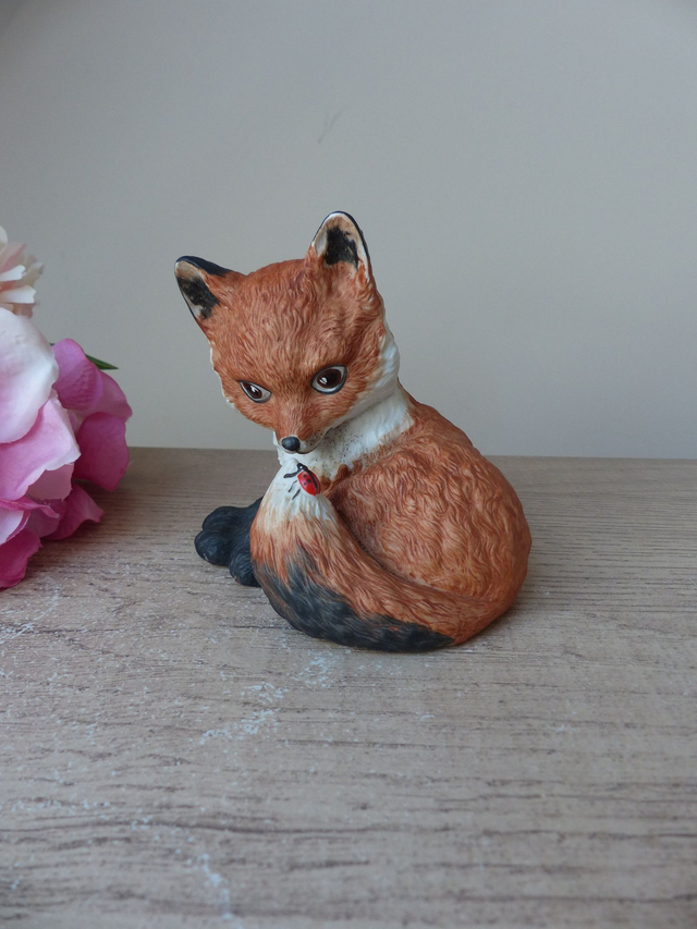 Figurine Renard roux en porcelaine avec coccinelle, Outfoxed par Deborah Bell Jarrett, 1985 Franklin Mint, renard bébé animaux
