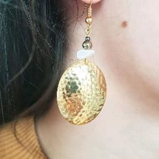 Boucles acier dorées ovales et nacre