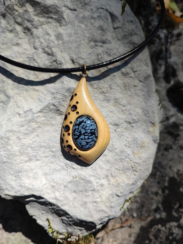 Pendentif en Bois de Buis, Obsidienne Flocon de Neige et Cordon Cuir 