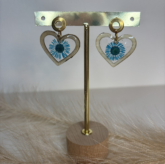 Boucles d’oreilles cœur en bois avec fleur bleue