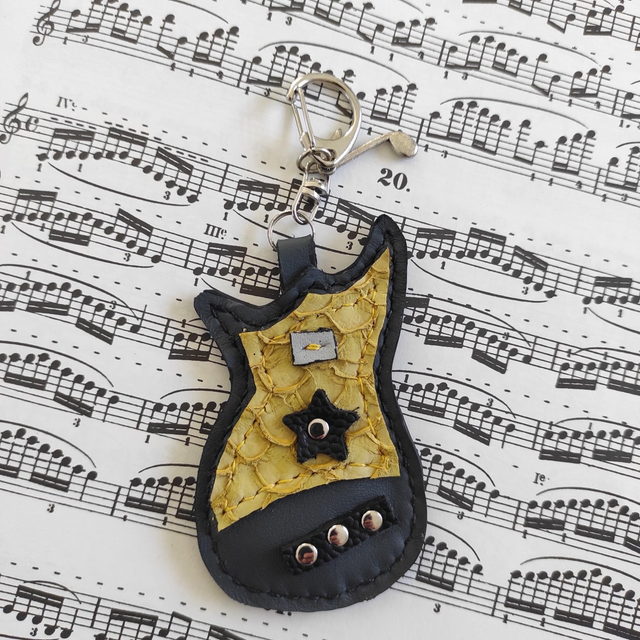 Porte clés guitare en cuir 