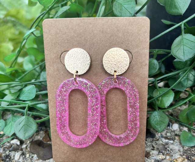 Boucles d’oreilles résine rose et doré à paillettes 