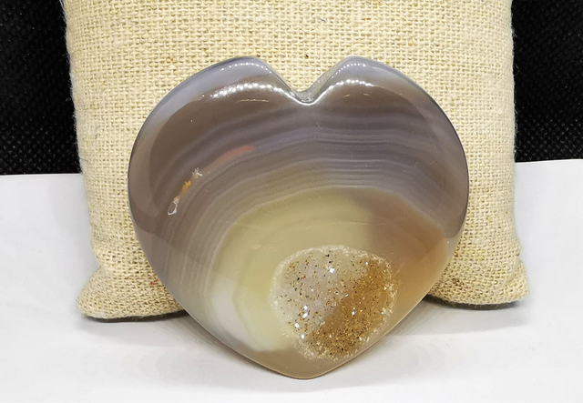 Agate pierre du soucis forme coeur avec cristallisation