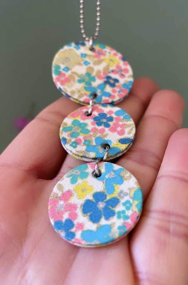Collier avec pendentif en carton et tissu imprimé fleuri, collection « pâquerette vintage » - tons blanc, rose, bleu, vert et doré.