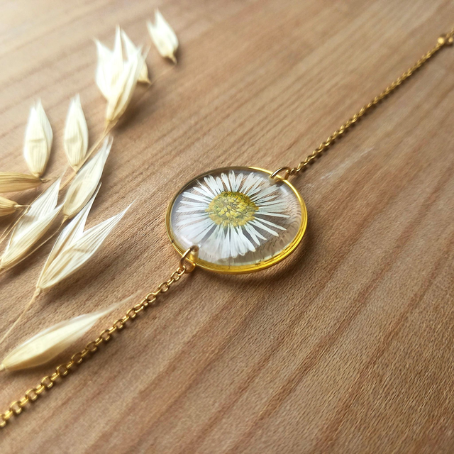 Bracelet doré · Fleurs séchées Pâquerette