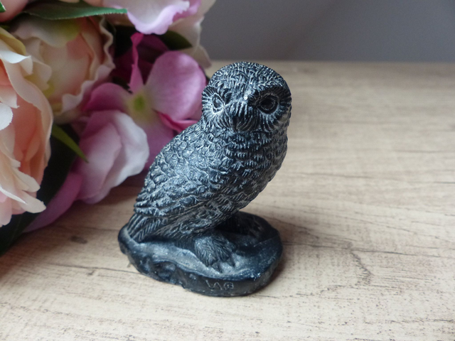 Sculpture Miniature Chouette Noire en Résine – Figurine Vintage du Canada – Objet de Collection pour Amoureux des Oiseaux - Décoration