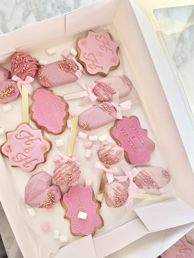 Pink Biscuits &amp; Cakesicles gift set