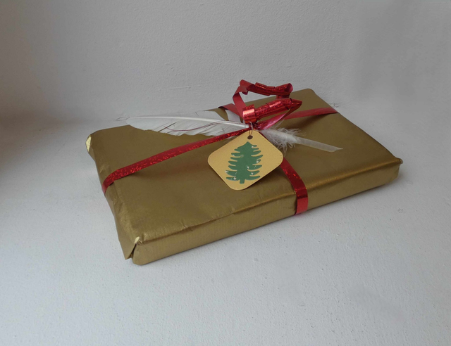 étiquettes cadeaux rondes et carrées argentées et dorées avec sapin