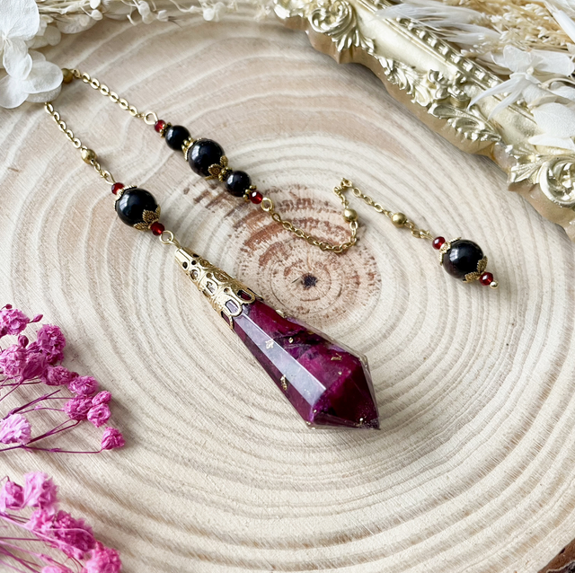 Pendule divinatoire en pétales de roses séchés