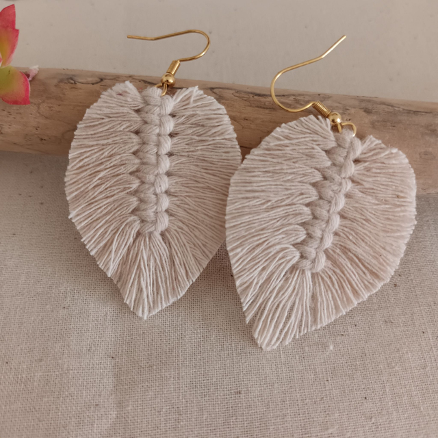 Boucle d'oreille feuille macramé dorée
