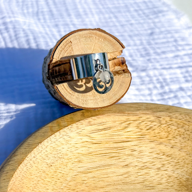 Bague jade blanc « OM »