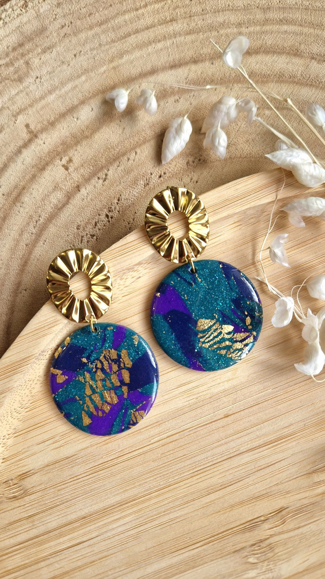 Gracieuse – Collection Abysses dorées – Boucles d’oreilles artisanales en pâte polymère et résine 