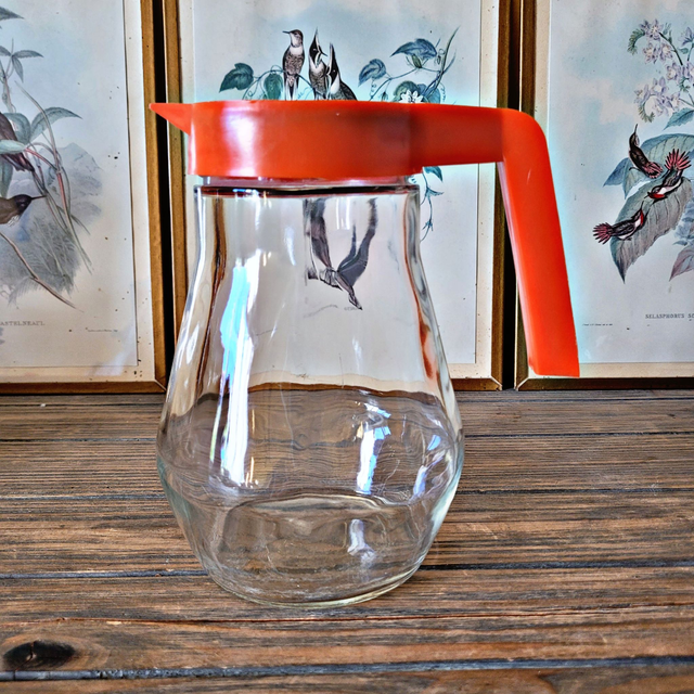 Pichet vintage en verre Duralex, couvercle plastique orange