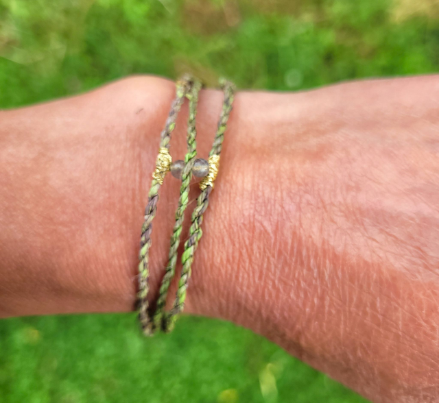bracelet en fibre d'ortie et perle en pierre gemme