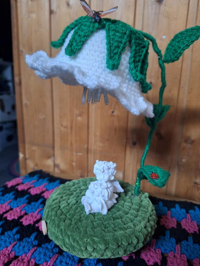 Niedliche gehäkelte Blumenlampe