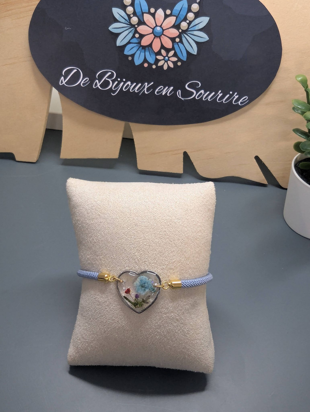 Bracelet corde ajustable bleu ciel et cœur en résine.
