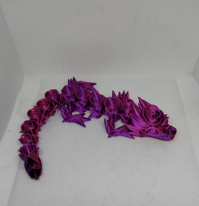 Bébé dragon roses