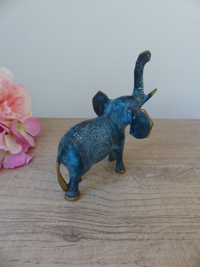 Sculpture Élégante d’Éléphant en Laiton Patiné Bleu avec Trompe Relevée – Figurine Vintage Symbole de Chance et de Force – Décoration Bureau
