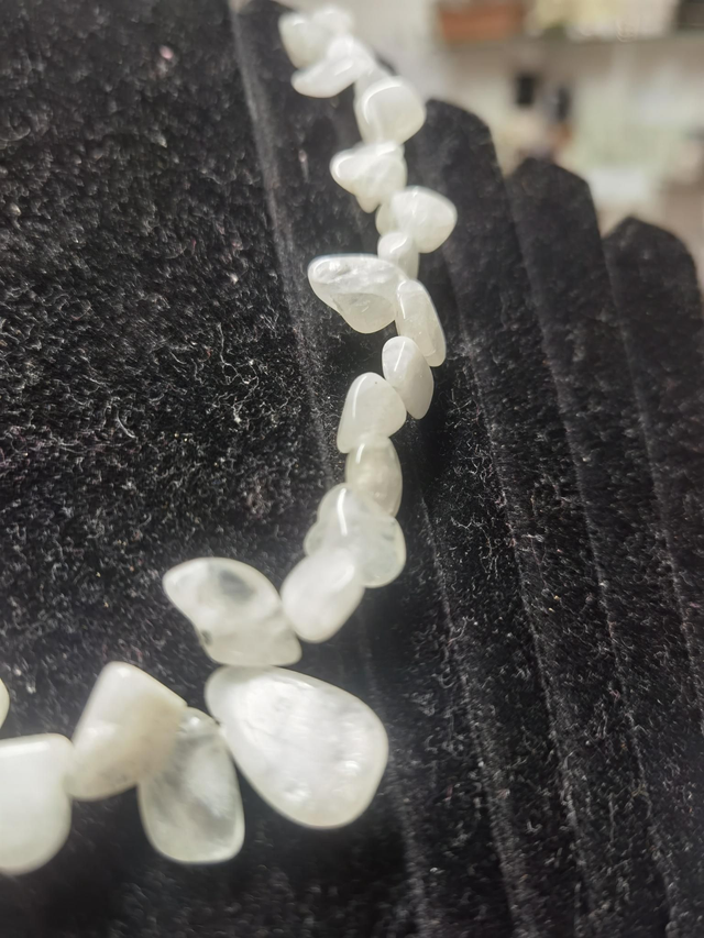 Collier perles galets en pierre de lune - le féminin en douceur