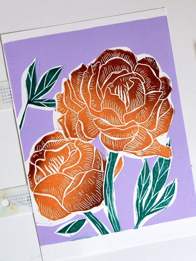 Couple de pivoines orange sur fond violet pâle vif