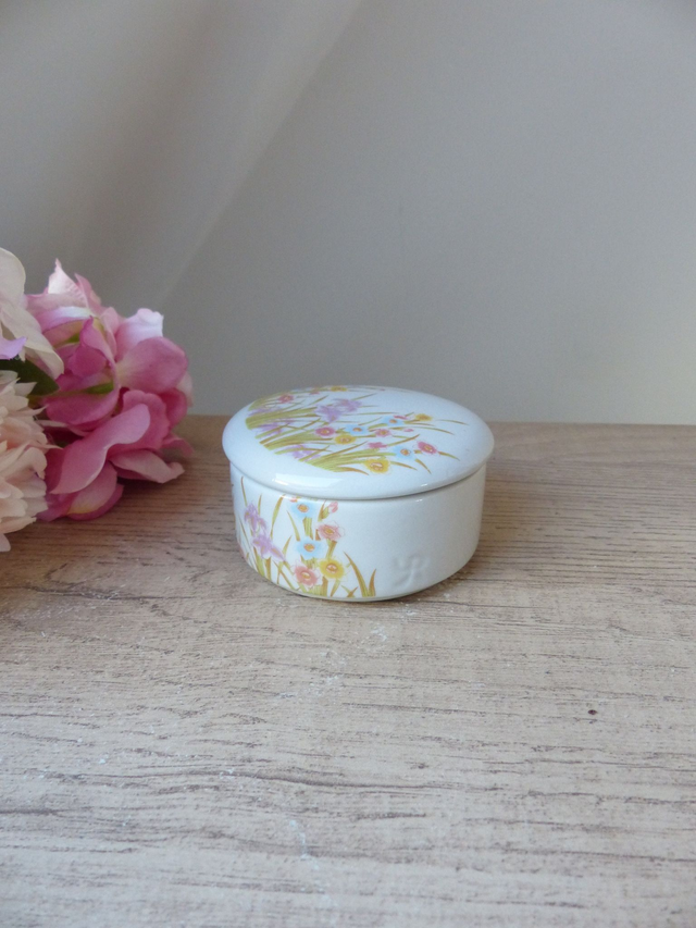 Ensemble de deux boites de rangement en porcelaine Vintage Décor Floral Taïwan, petite bonbonnière et pot à gingembre Japonais