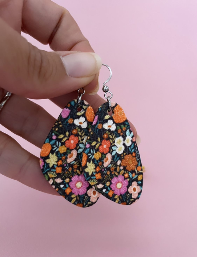 Boucles d'oreilles carton et tissu, triangulaires, collection « 1001 fleurs » - fond noir et motifs fleuris multicolores