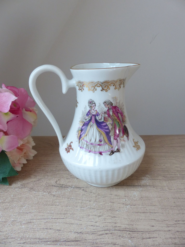 Pichet vintage en porcelaine de Chauvigny – Décor galant romantique, finition dorée – pot à lait, vaisselle française ancienne déco cadeau