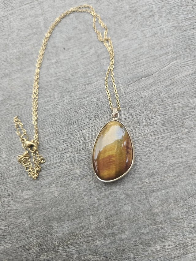 Collier œuf du tigre serti 