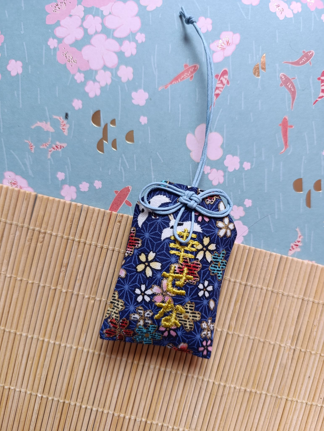 Omamori Blaue Kirschblüten 