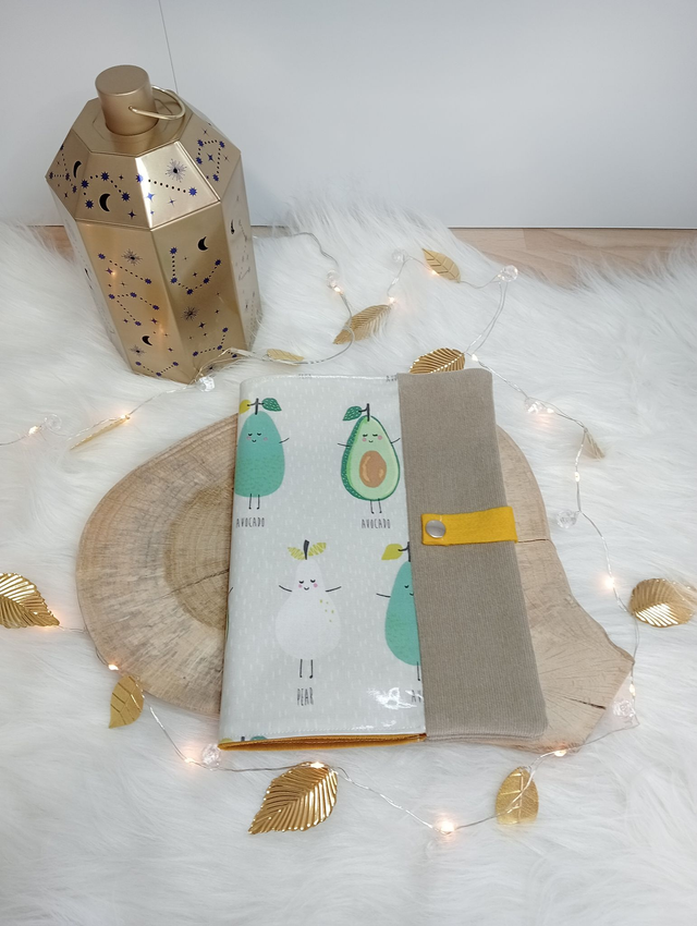 Protège carnet de santé "Avocats mignons"