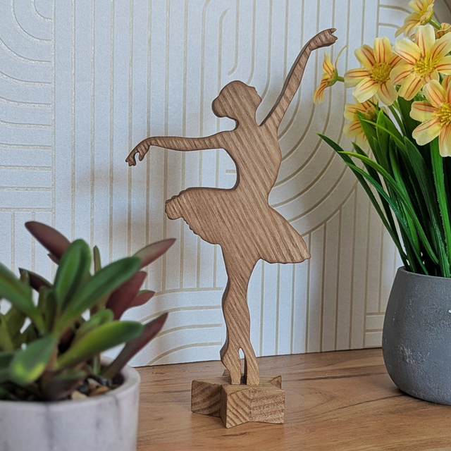 Danseuse étoile en chêne