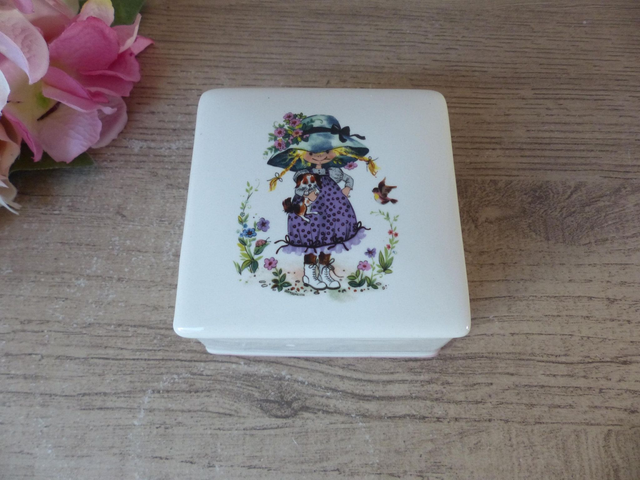 Boîte à bijoux carrée vintage en céramique esprit Sarah Kay – bonbonnière carrée avec fillette espiègle et petit chien – déco chambre enfant