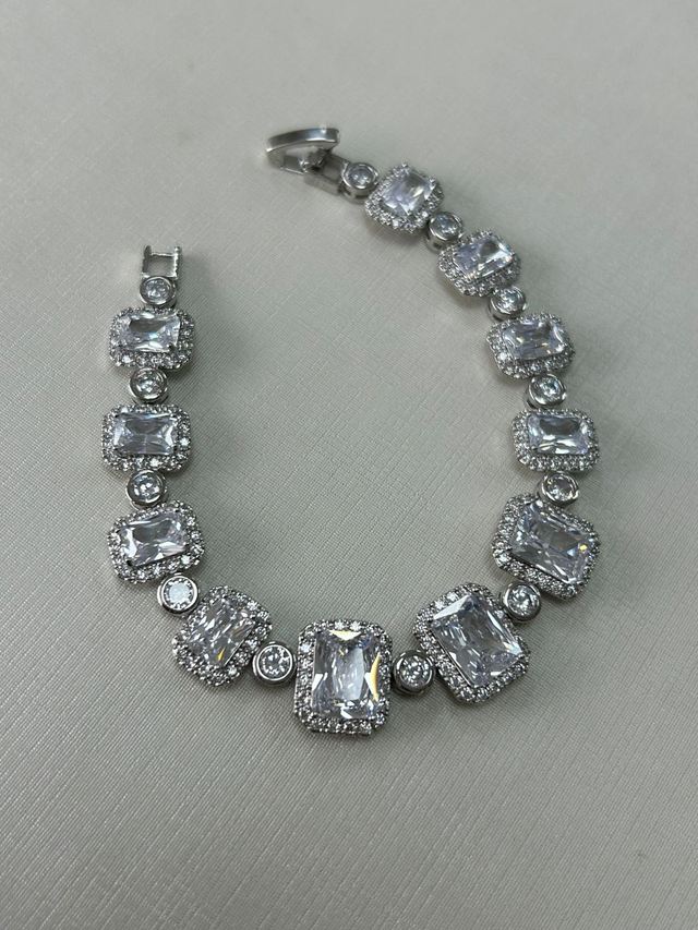 PULSEIRA FECHO JOIA BANHADO EM RÓDIO BRANCO COM PEDRAS QUADRADAS CRAVEJADO