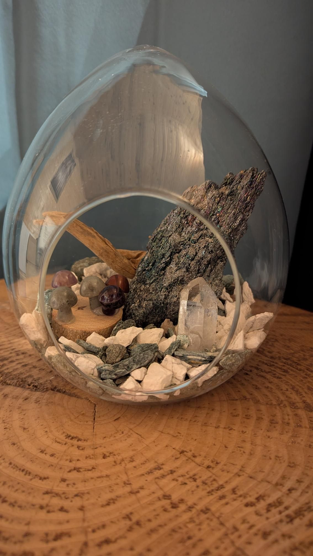 Oeuf minérarium Carborandite, Quartz, champignons minéral, sur gravier de Howlite et Fukchite.