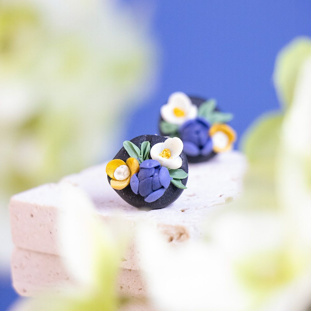 Florale Blüten-Ohrstecker, handgemacht aus Polymerton, mit Blumen in blau, weiß und gelb