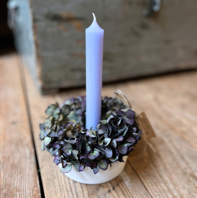 Set aus Kerze, Kerzenhalter und Trockenblumenkranz 