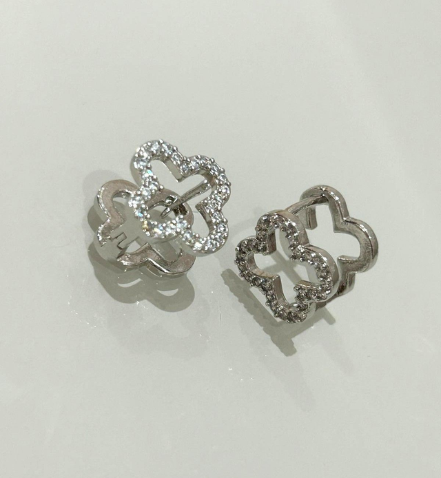 Argolinha click trevo cravejado com zircônias banhado em ródio branco