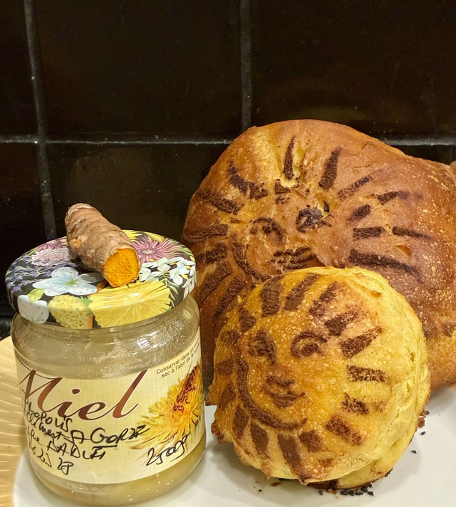 Pain au lait fantaisie . Curcuma &amp; miel ou chocolat au lait / prix au kg