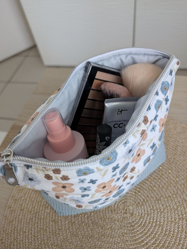 Trousse matelassée fleuri/ bleu clair