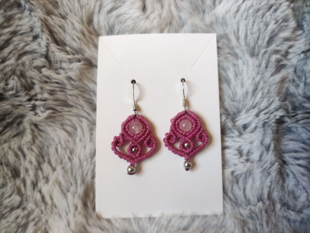 Boucles d&#039;oreilles roses avec quartz rose