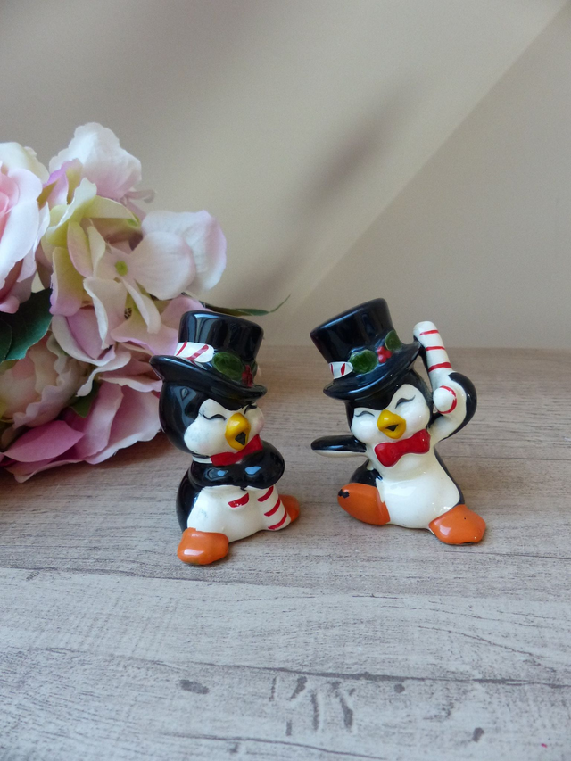 Deux Figurines Pingouins Joyeux en Céramique avec Canne et Chapeau Haut de Forme, Duo de Pingouins à la Fête Cirque Nouvelle Année Vintage