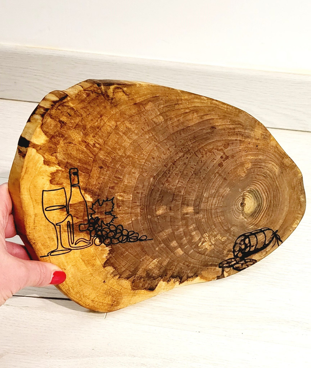 Planche apéro en bois avec gravure verre, bouteille de vin et saucisson